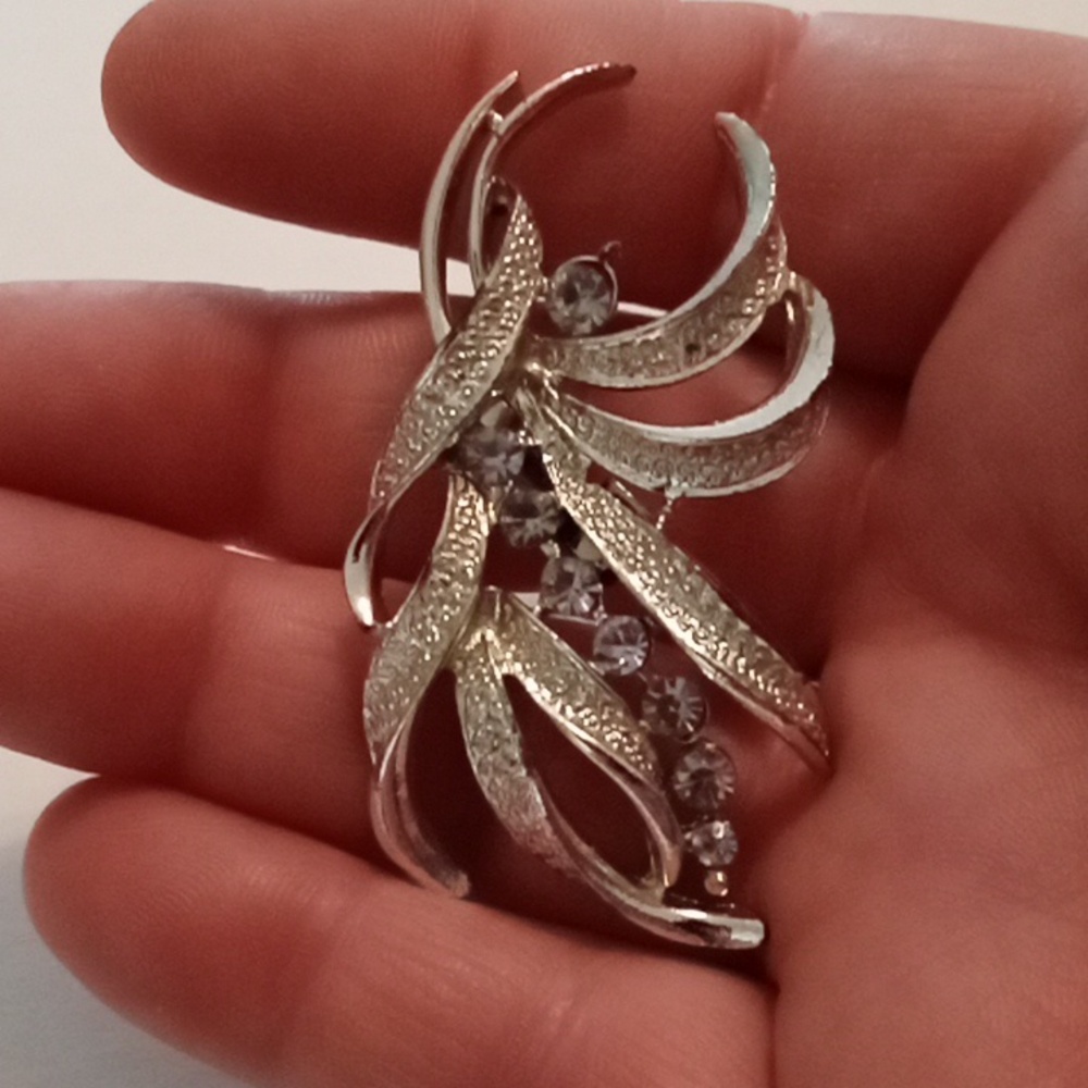 #805.  Vintage Silver Toned, Clear Rhinestone Brooch